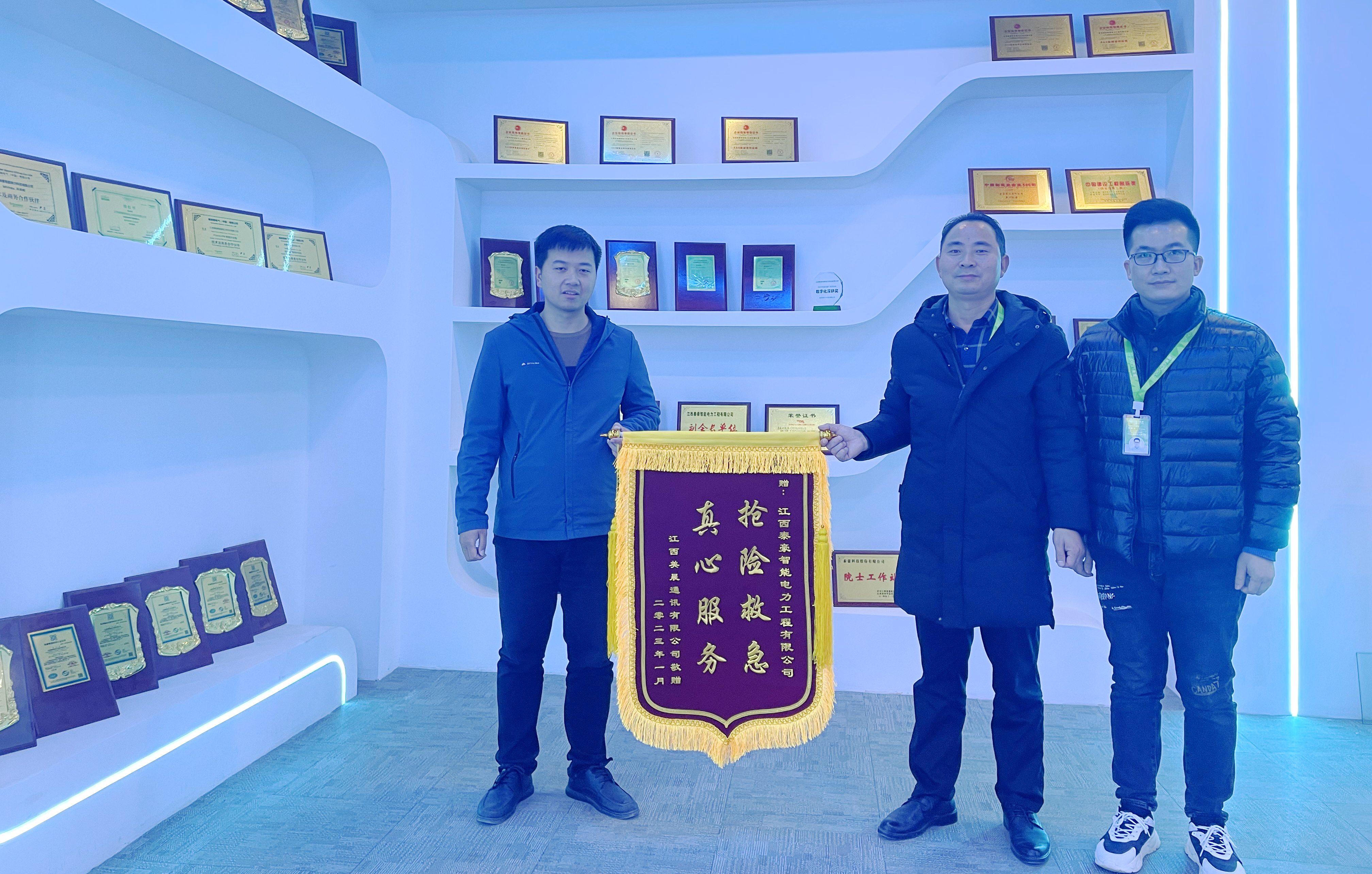 电力抢修获赞誉，客户登门送锦旗——这面锦旗背后的故事，很暖心！